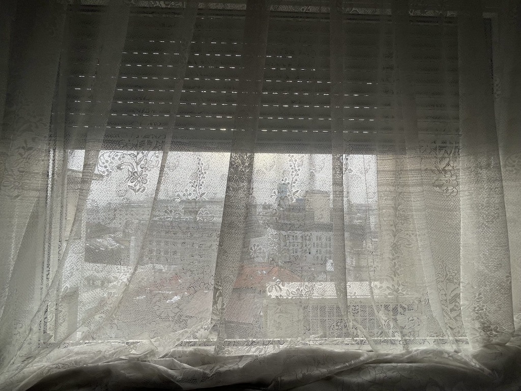 Fereastră cu perdea